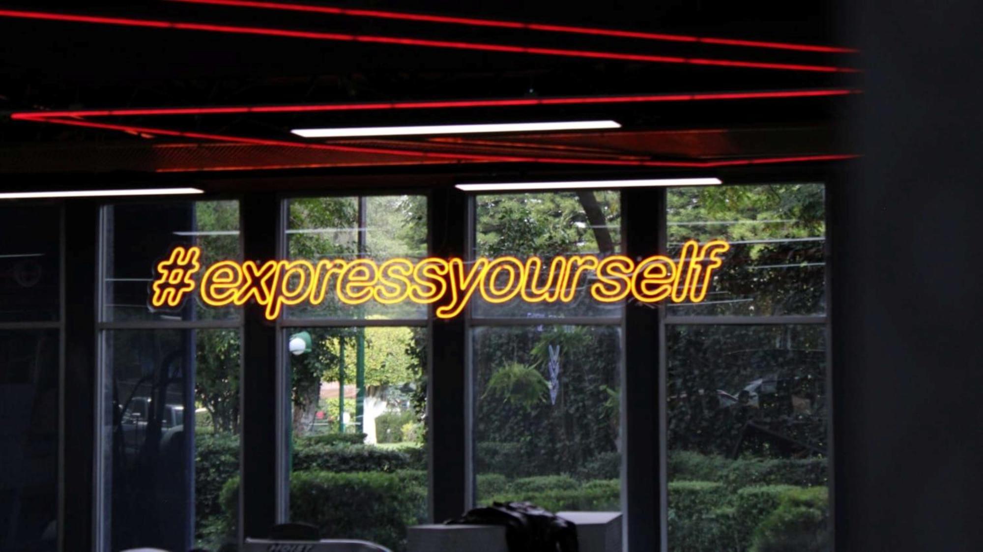 Grand Cantalagua Hotel Morelia, BW Signature Collection Eksteriør billede #expressyourself neon sign at the 2013 MTV Video Music Awards